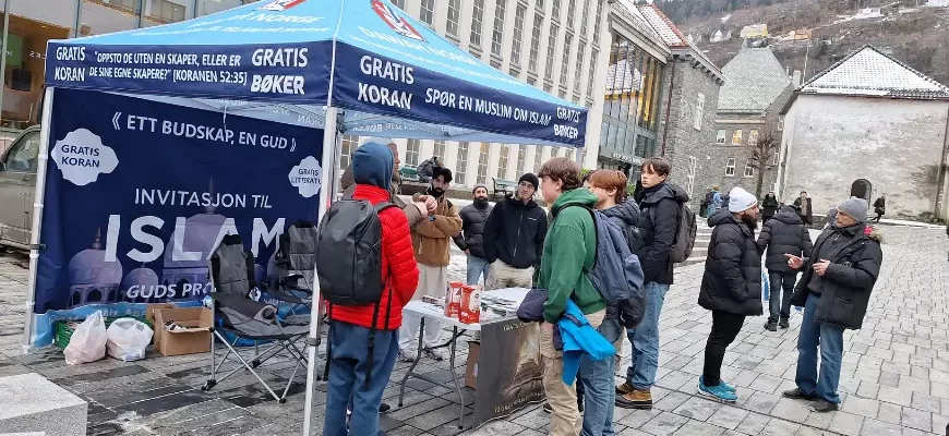 Dawah Norway volunteers engaging with people on the street